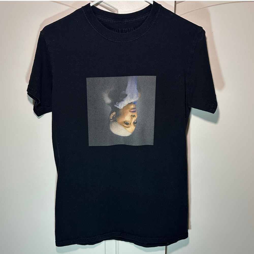 Ariana Grande Sweetener World Tour Black T Shirt Concert Face Graphic Womens S‎